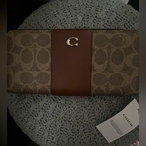 COACH
Slim Accordion Zip Wallet In Signature Canvas Wallet